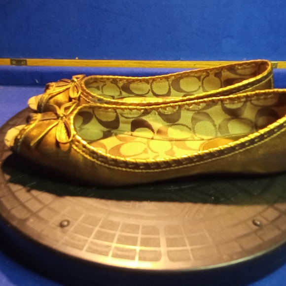 Coach Noella Peep Toe Gold Leather Flats w/ Bow Sz. 7-US - Picture 3 of 8